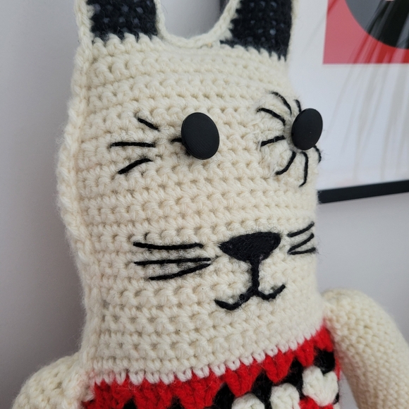 Hand crocheted cat plush toy with red heart - Picture 2 of 5